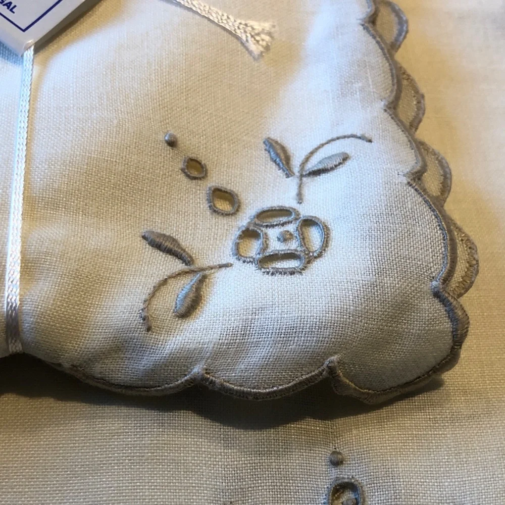Embroidered Cream Tablecloth and Napkin Set
